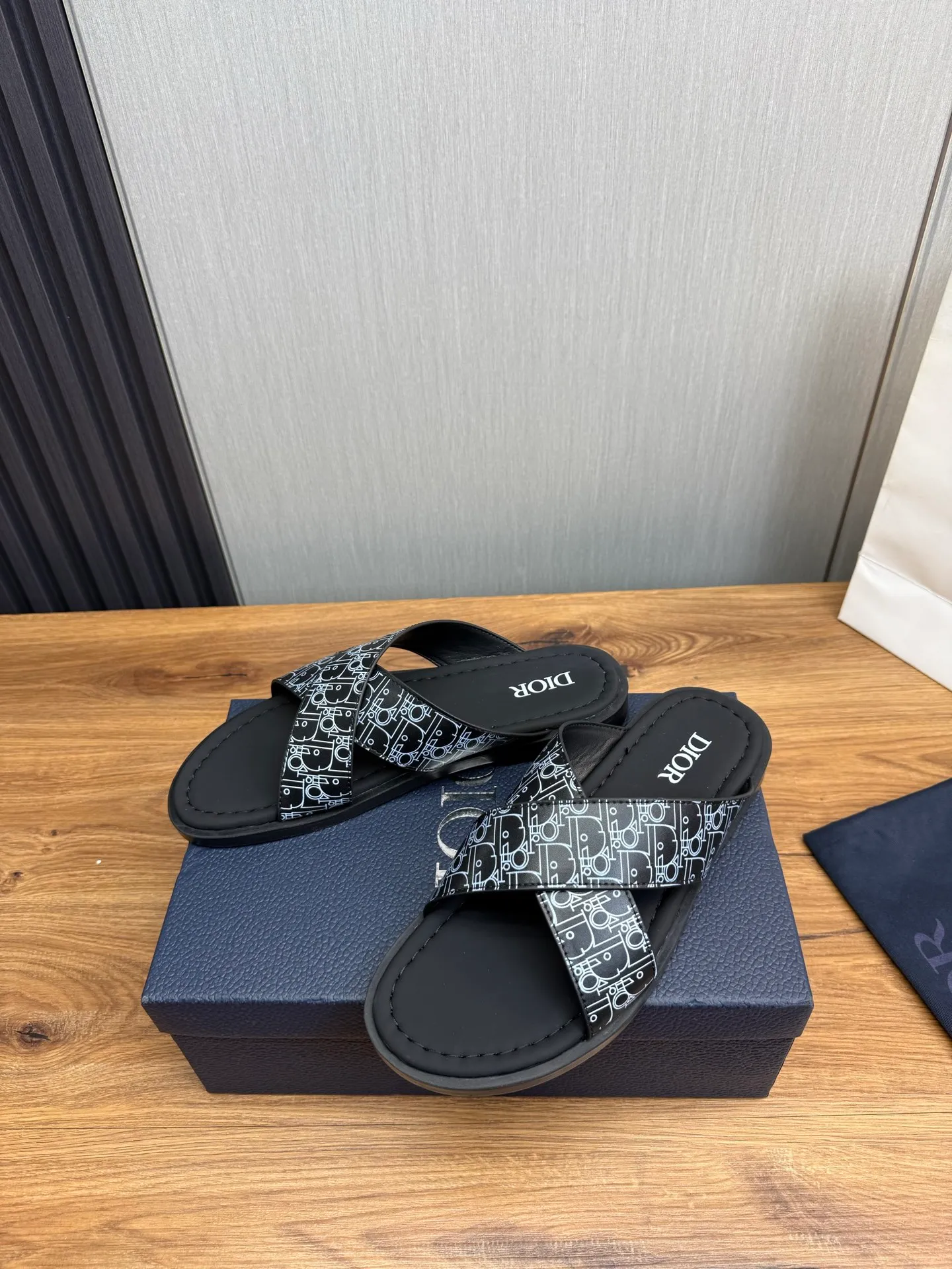 Men's shoes 💰300💰 Dior. Popular slippers hot sale 🔥 Available all year round ✅ Original original material 🩴 SIZE: 38-46 (45.46 non-refundable)